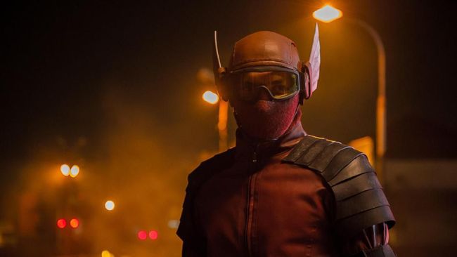 Abimana Aryasatya dalam balutan full kostum Gundala Putra Petir